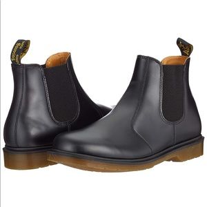 Dr Martens 2976 Chelsea Boots in black smooth